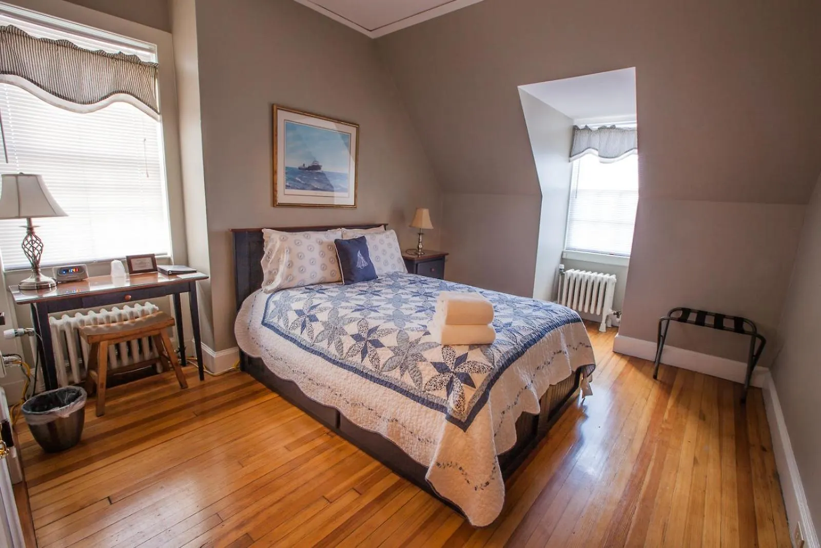 10 Central Newport Hotels for Staying Near Casey Farm