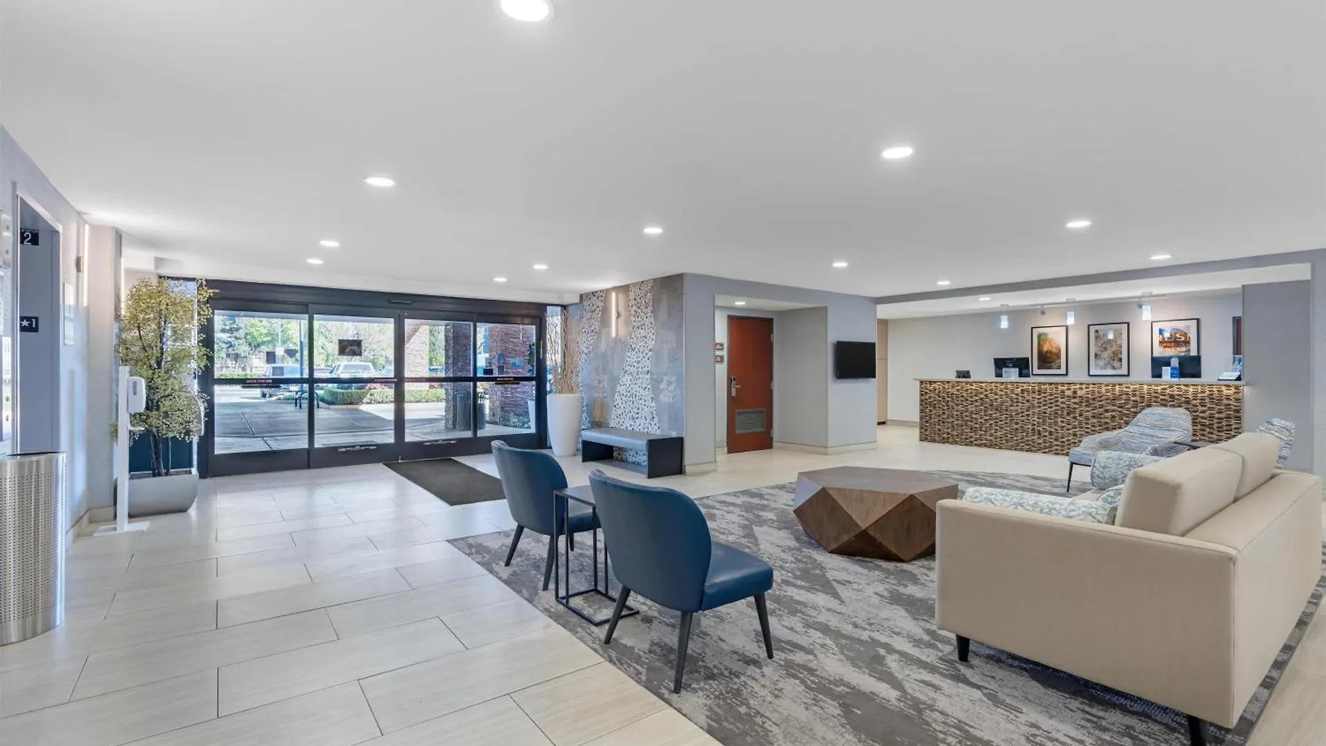 11 Business Hotels Near Fresno Airport That Deliver