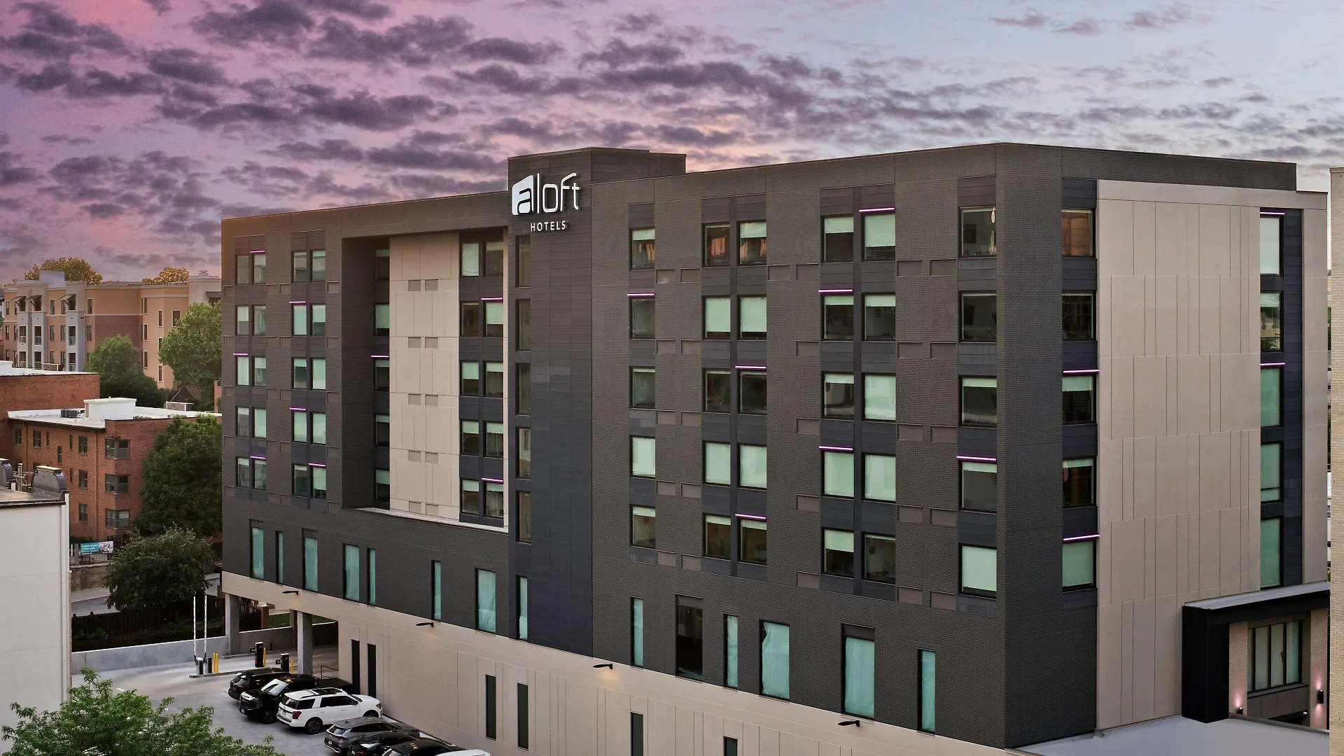 Where to Stay in Midtown-Westport: 6 Airport Hotels Ranked