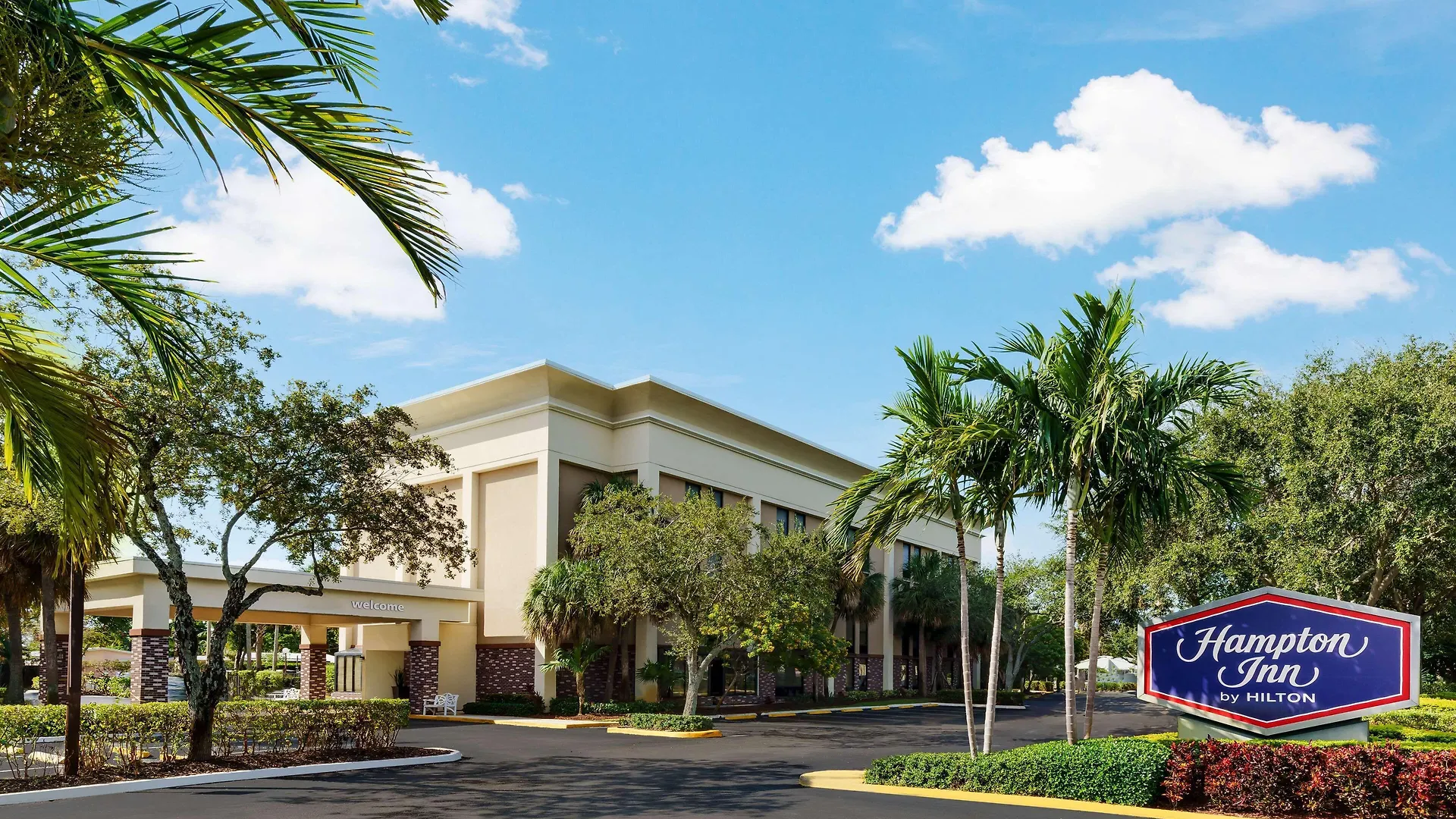 Staying Near Manor Shopping Center: 15 Airport Hotels Compared
