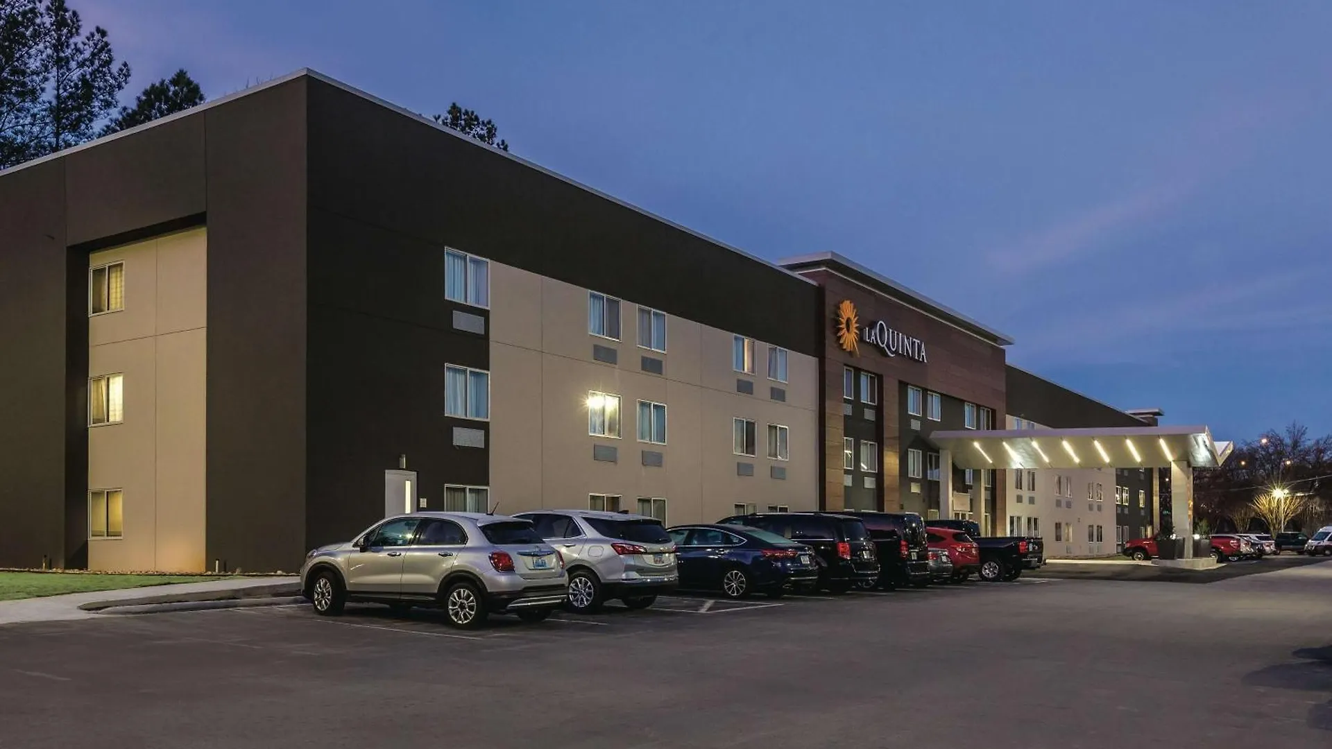 15 Business Hotels Near Emory University for a Productive Stay