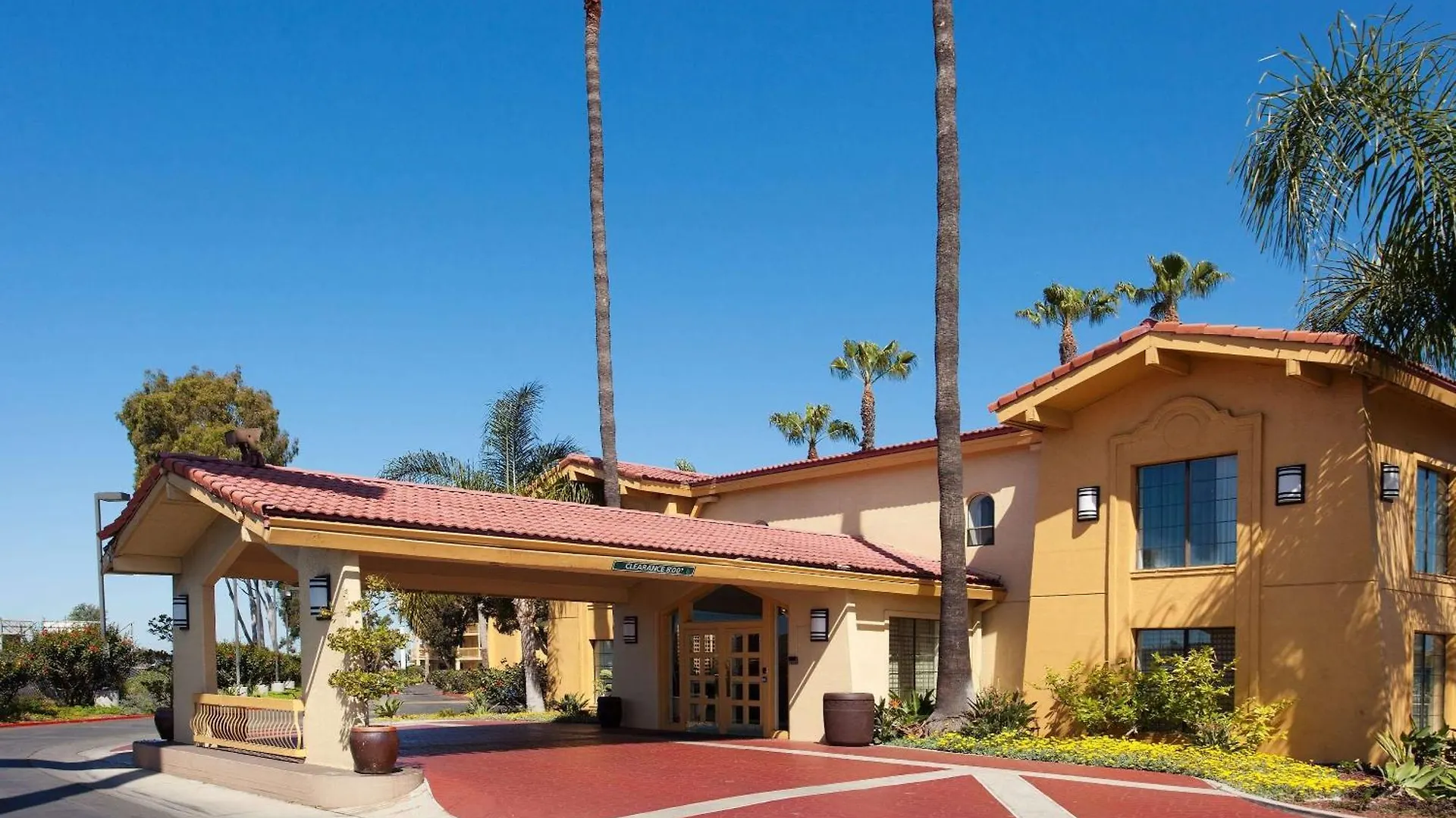 Staying Near Shiffer Park: 7 Airport Hotels Compared