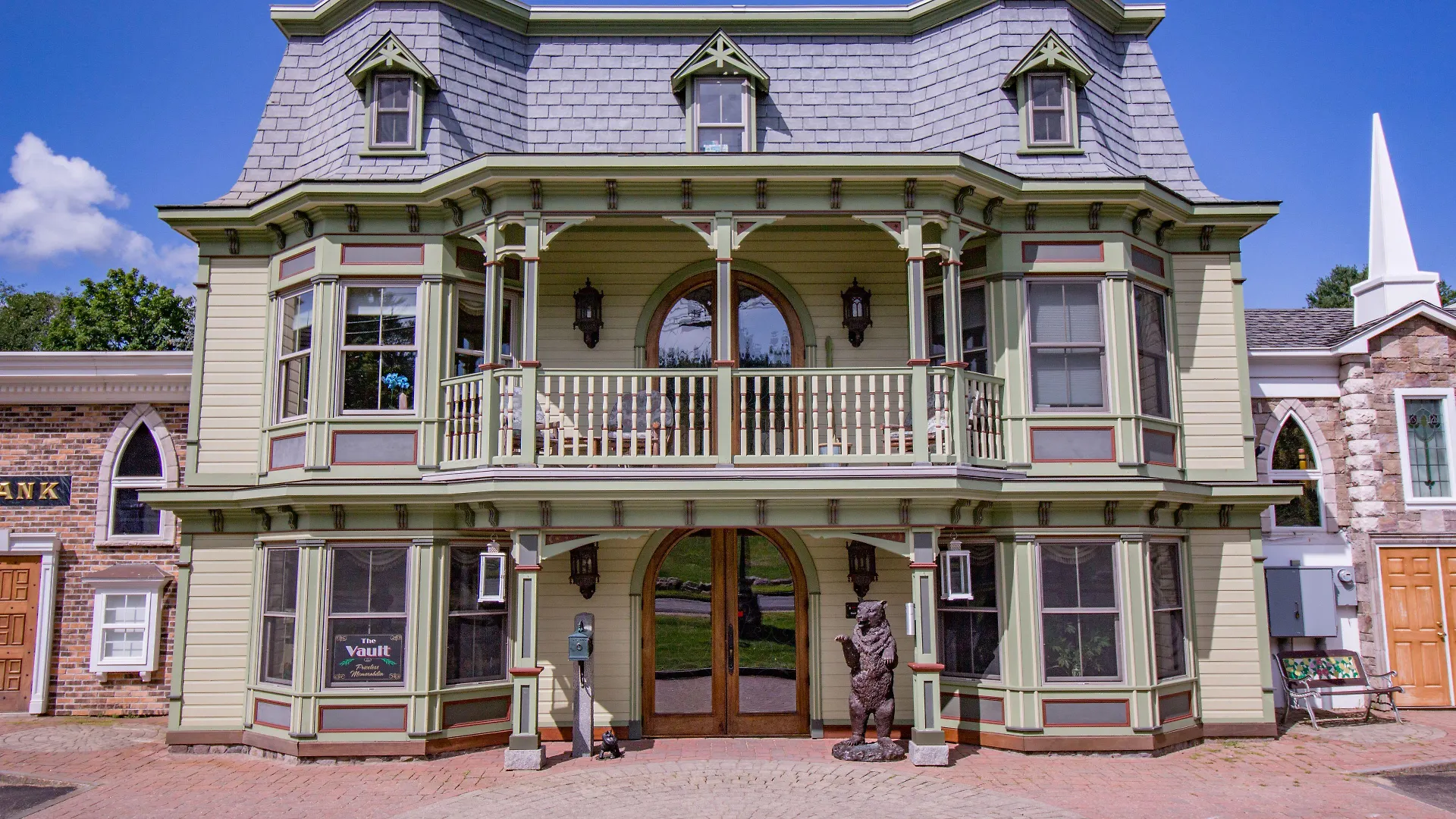 Staying Near Hartmann Museum: 5 Family Hotels Compared