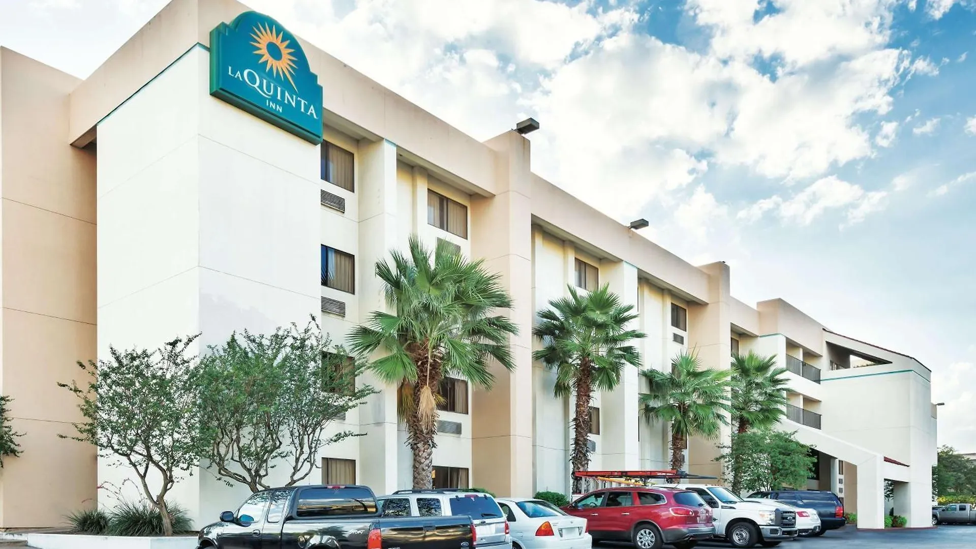 4 Smart Business Hotels in North Loop Worth Booking