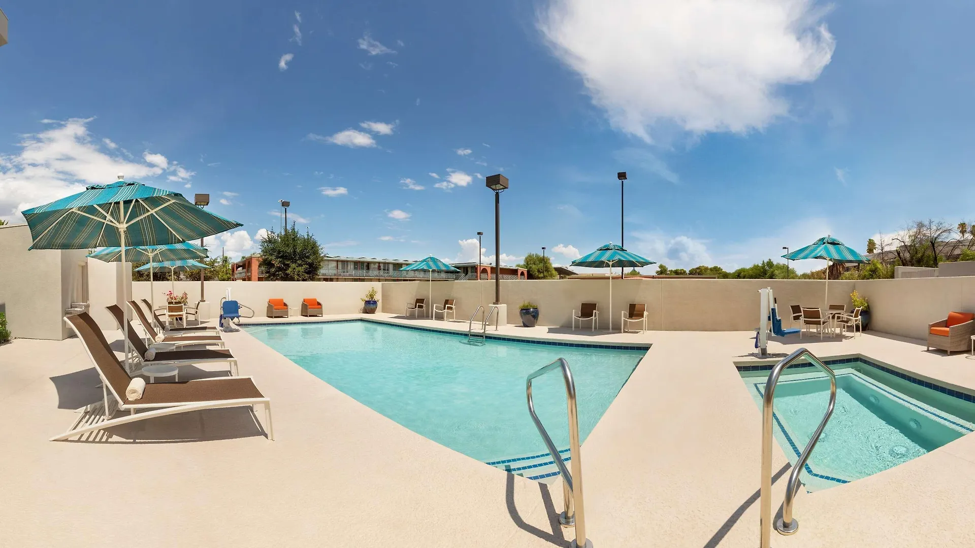 4 Smart Business Hotels Near Rodeo Parade Equipment Museum