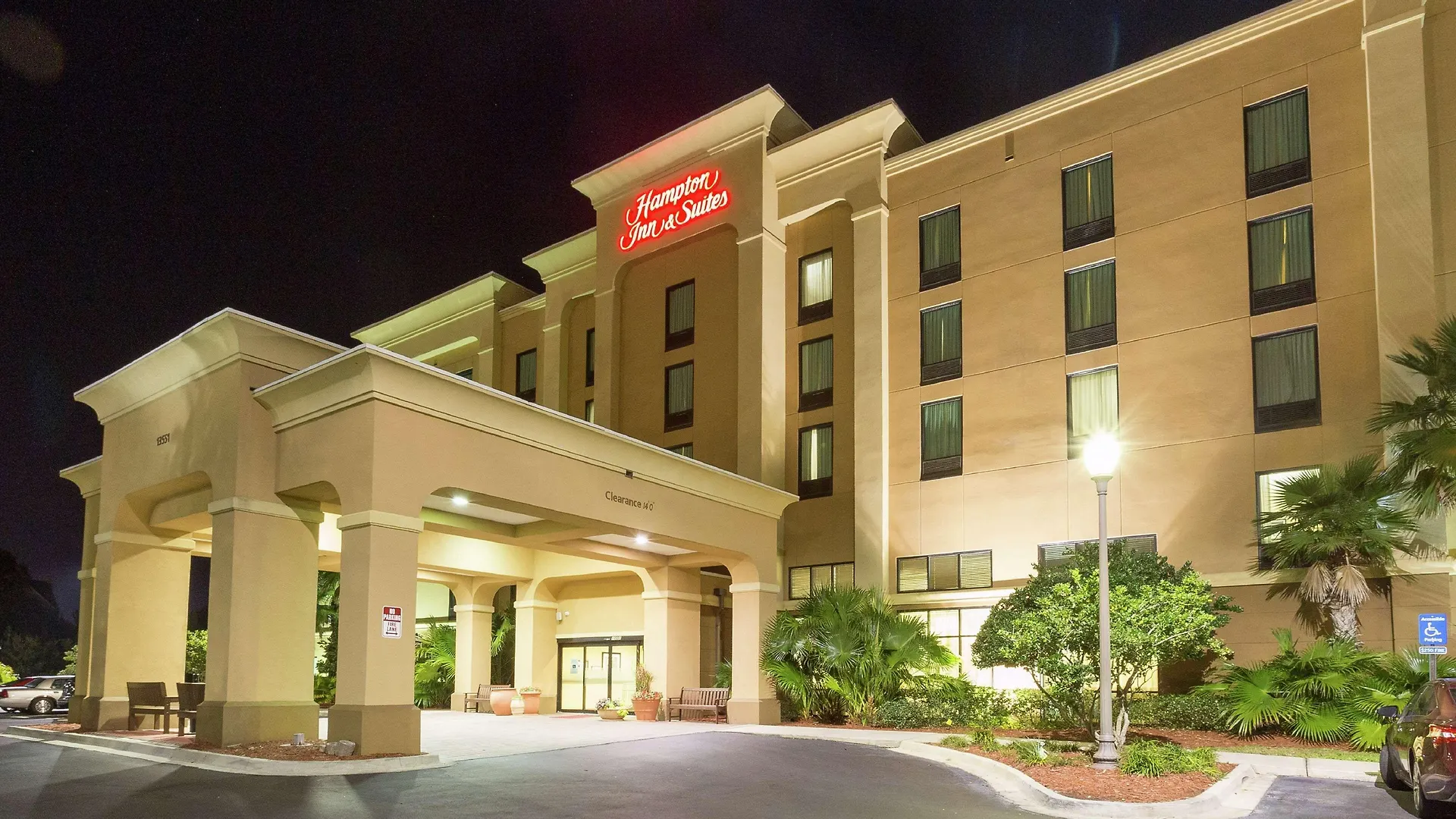 4 Beach-Style Hotels Near Jacksonville Zoo That Deliver