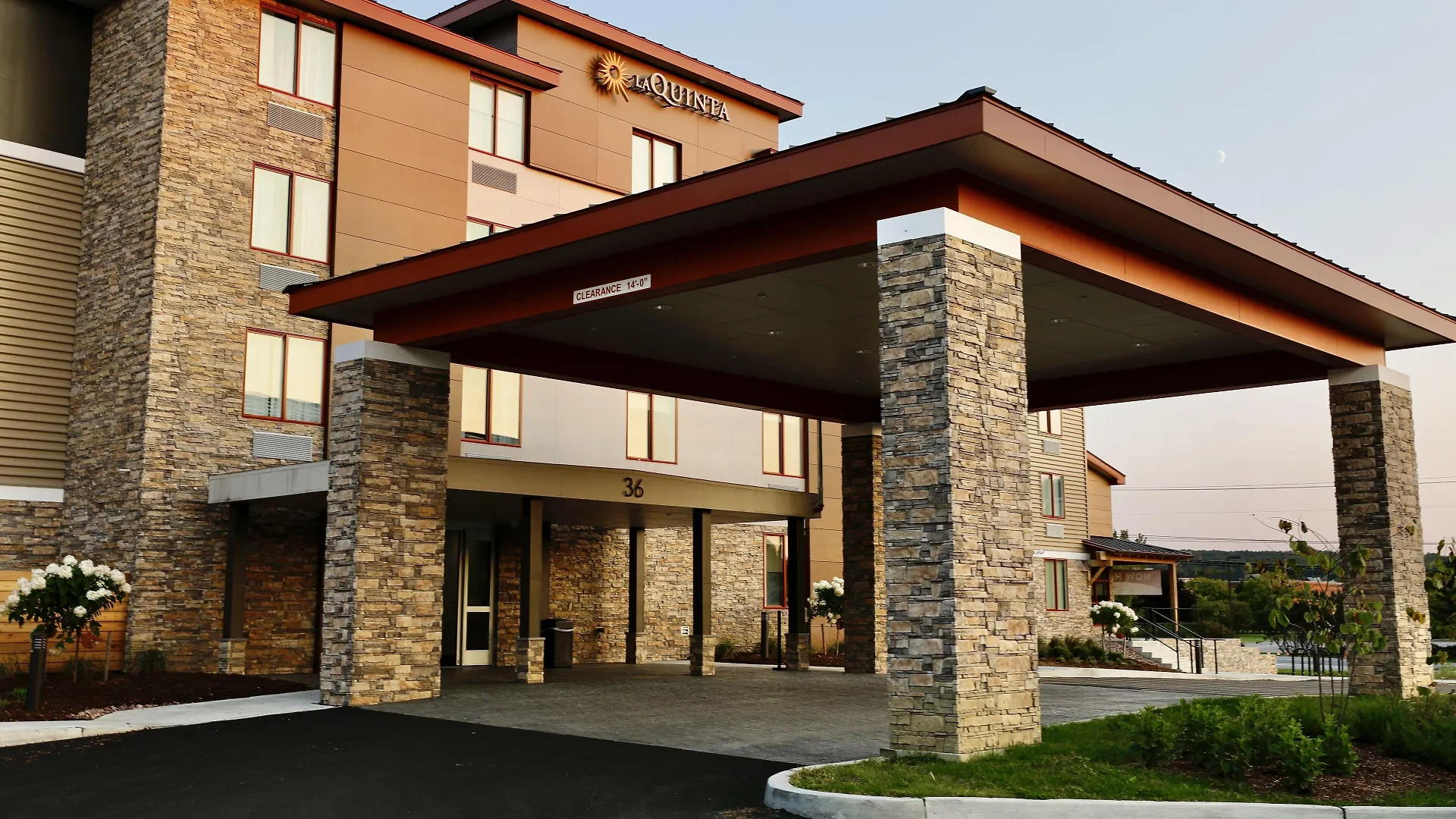 Staying Near Church Street Marketplace: 4 Airport Hotels Compared