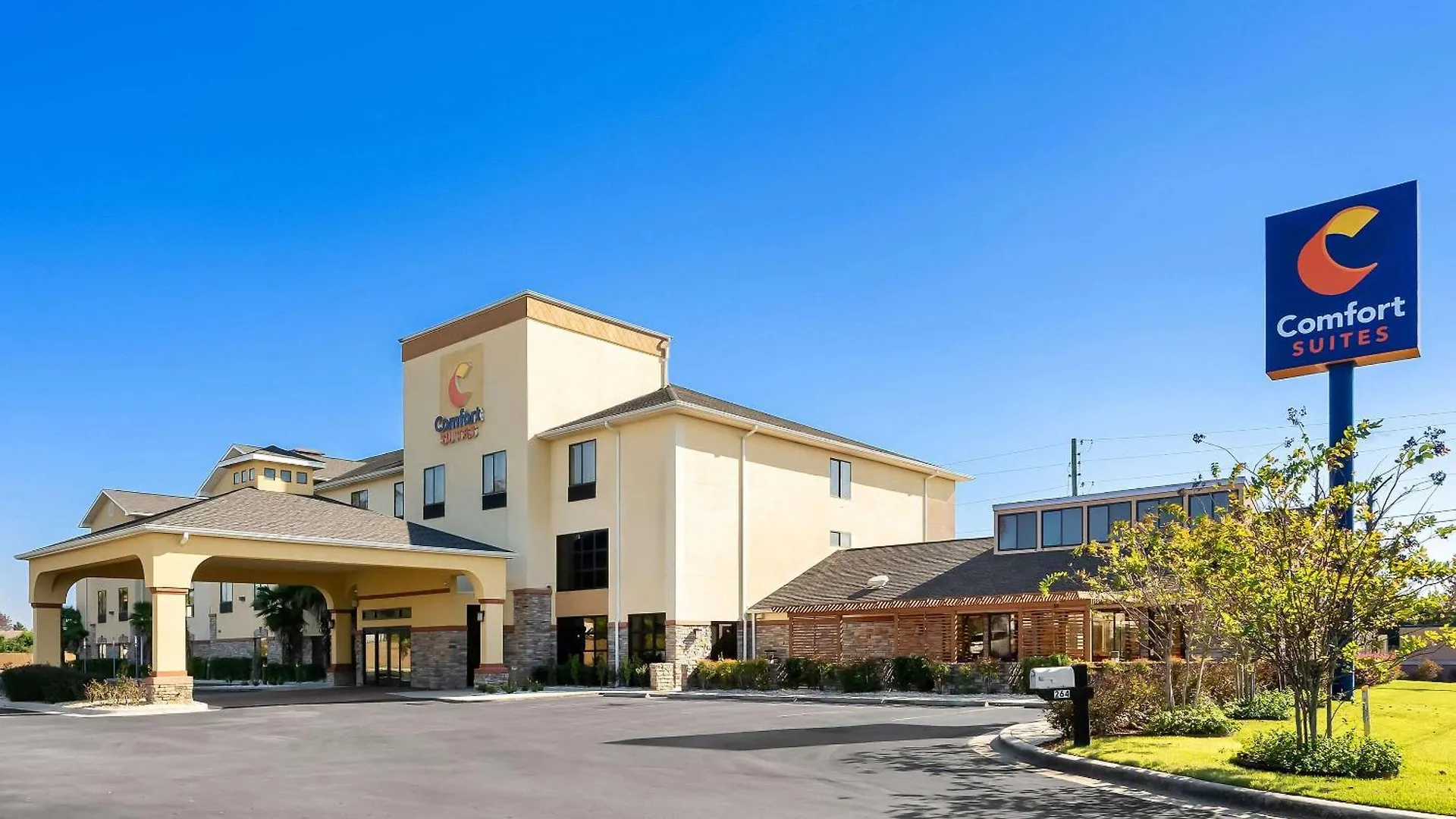 4 Business Hotels Near Oakland Terrace Park for Work Stays