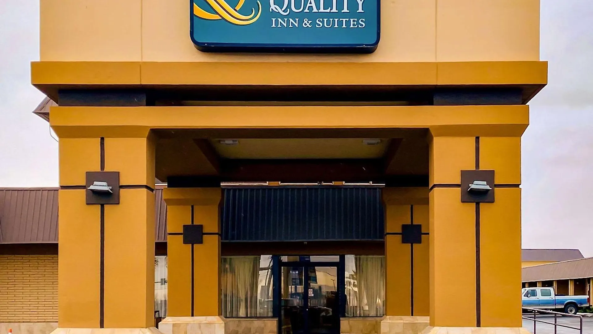 Staying Near Memorial Park: 7 Business Hotels Compared