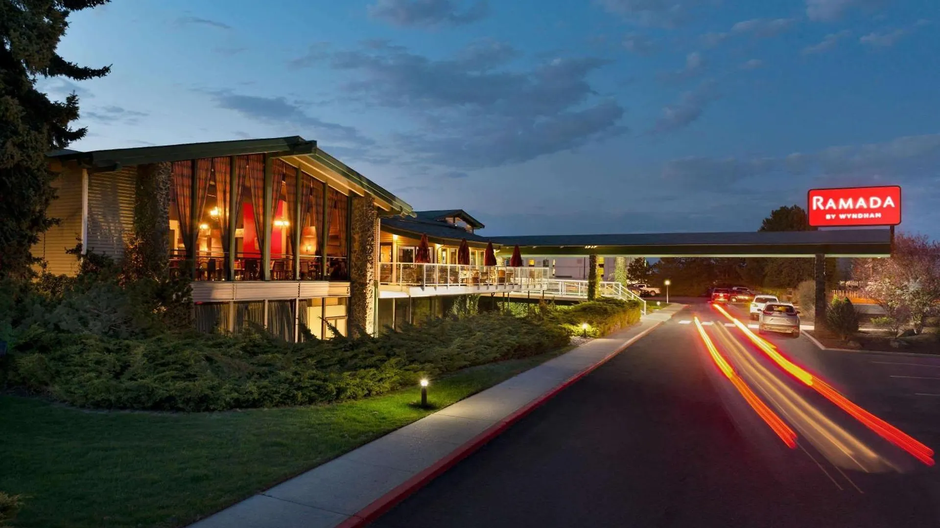 4 Smart Airport Hotels Near Manito Park Greenhouse Worth Booking