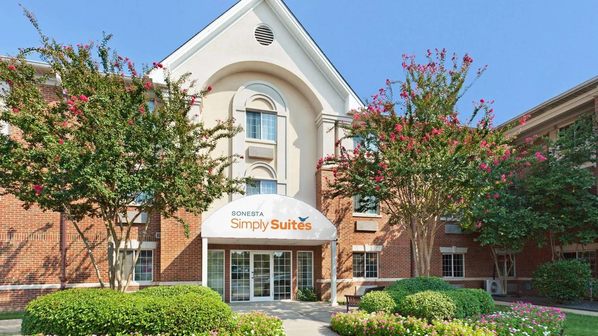 Staying Near Shoppes at University Place: 4 Family Hotels Compared