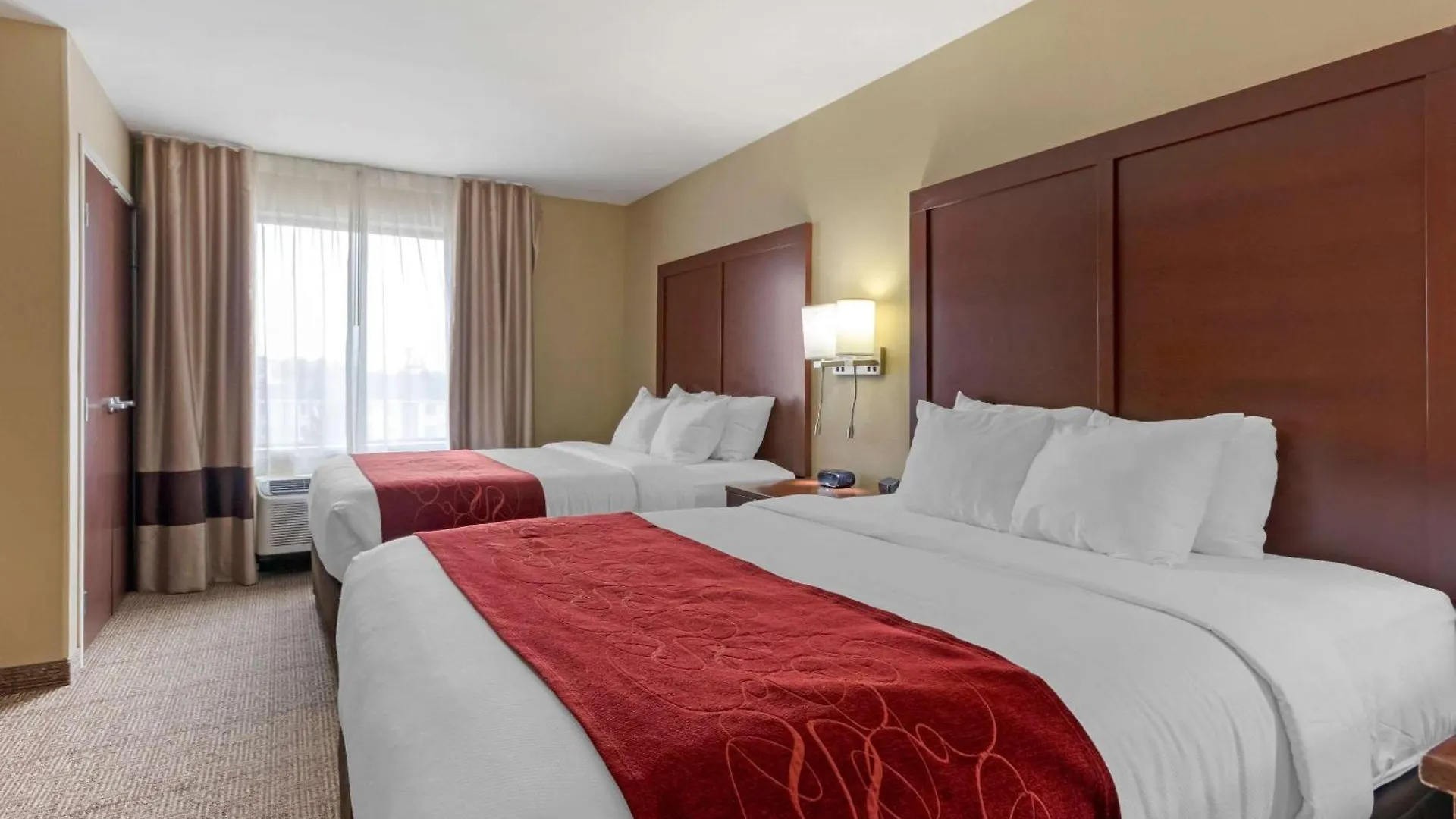 4 Airport Hotels Near Western Empire Emporium That Deliver