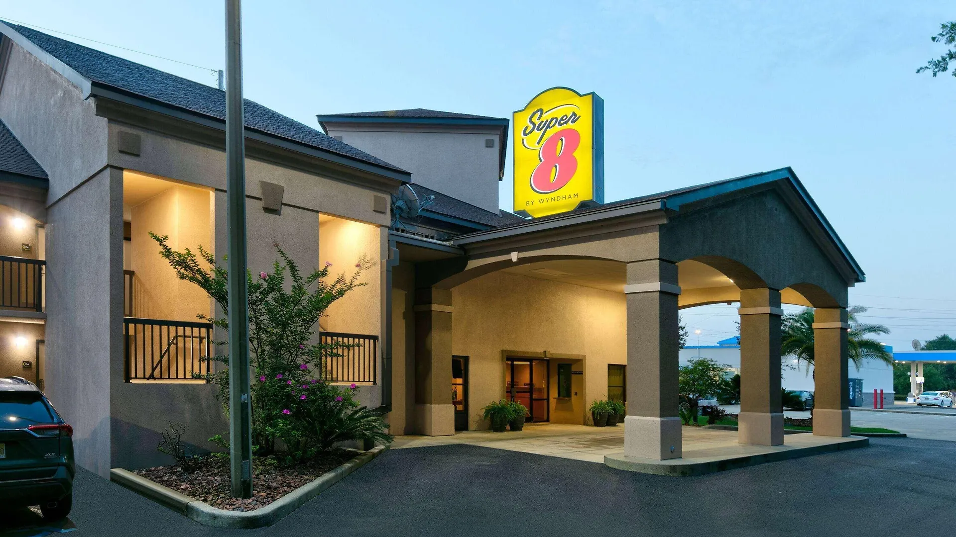 Staying Near John Henry Beck Park: 6 Budget Hotels Compared