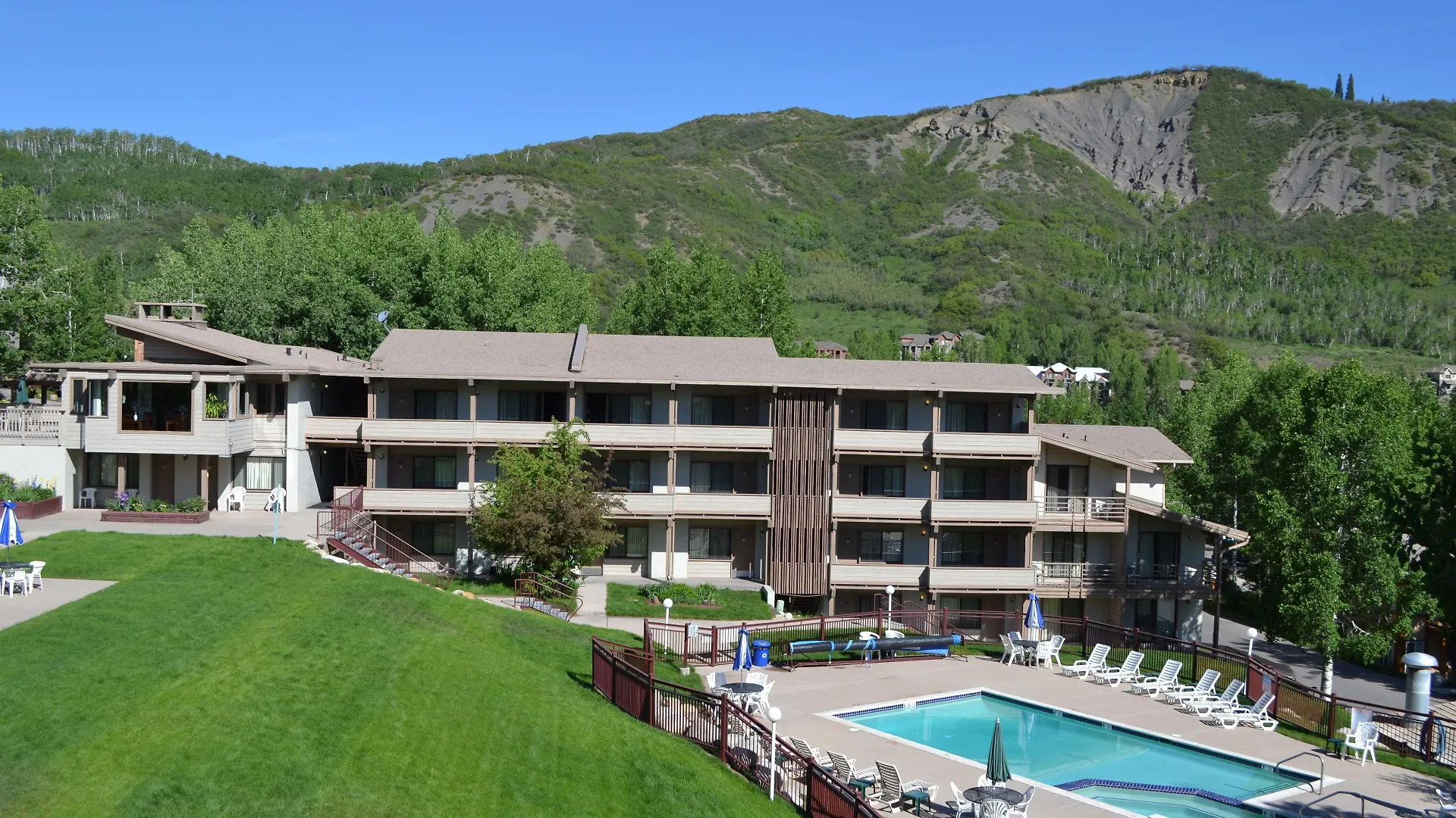 Staying Near Aspen Highlands: 5 Central Hotels Compared