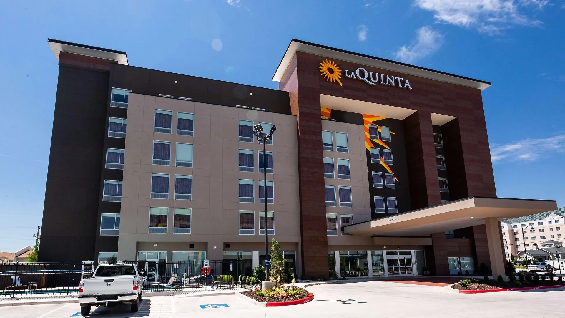 4 Design Hotels Near Six Flags Hurricane Harbor That Deliver