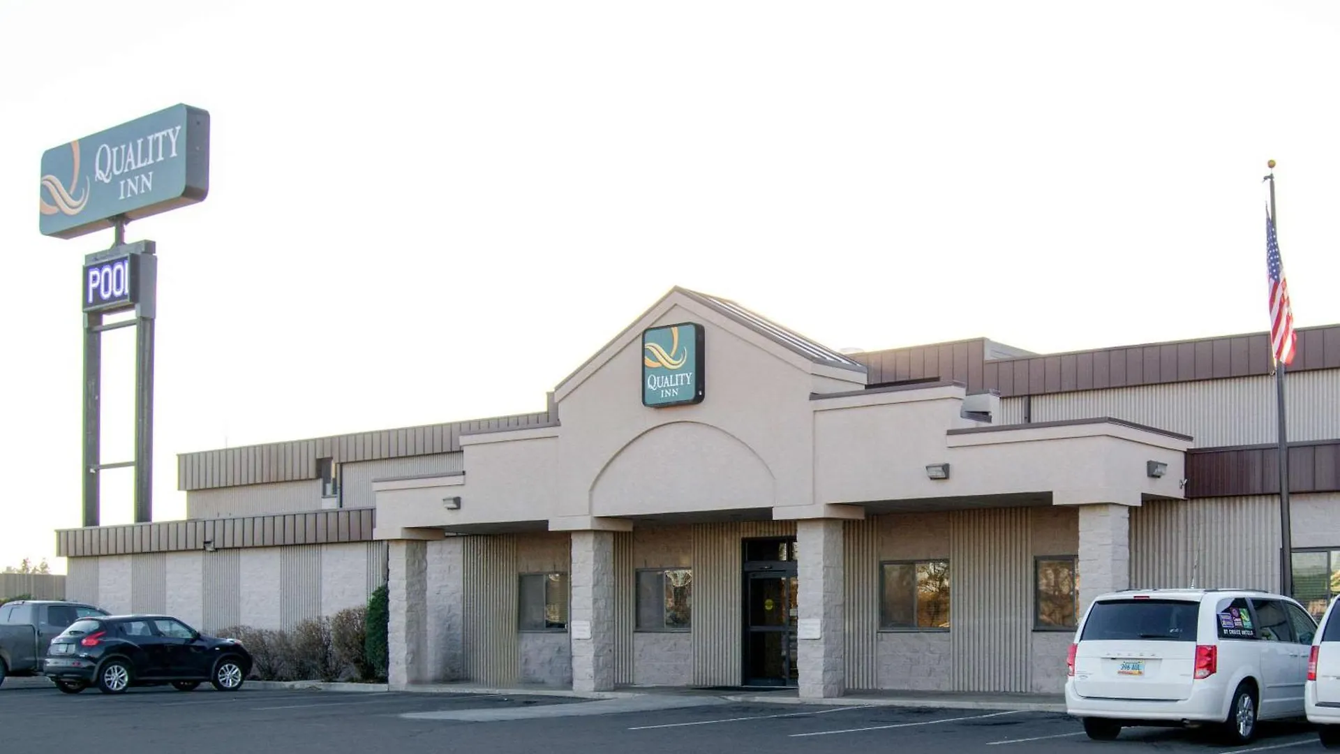 Staying Near Camp Hancock: 5 Airport Hotels Compared