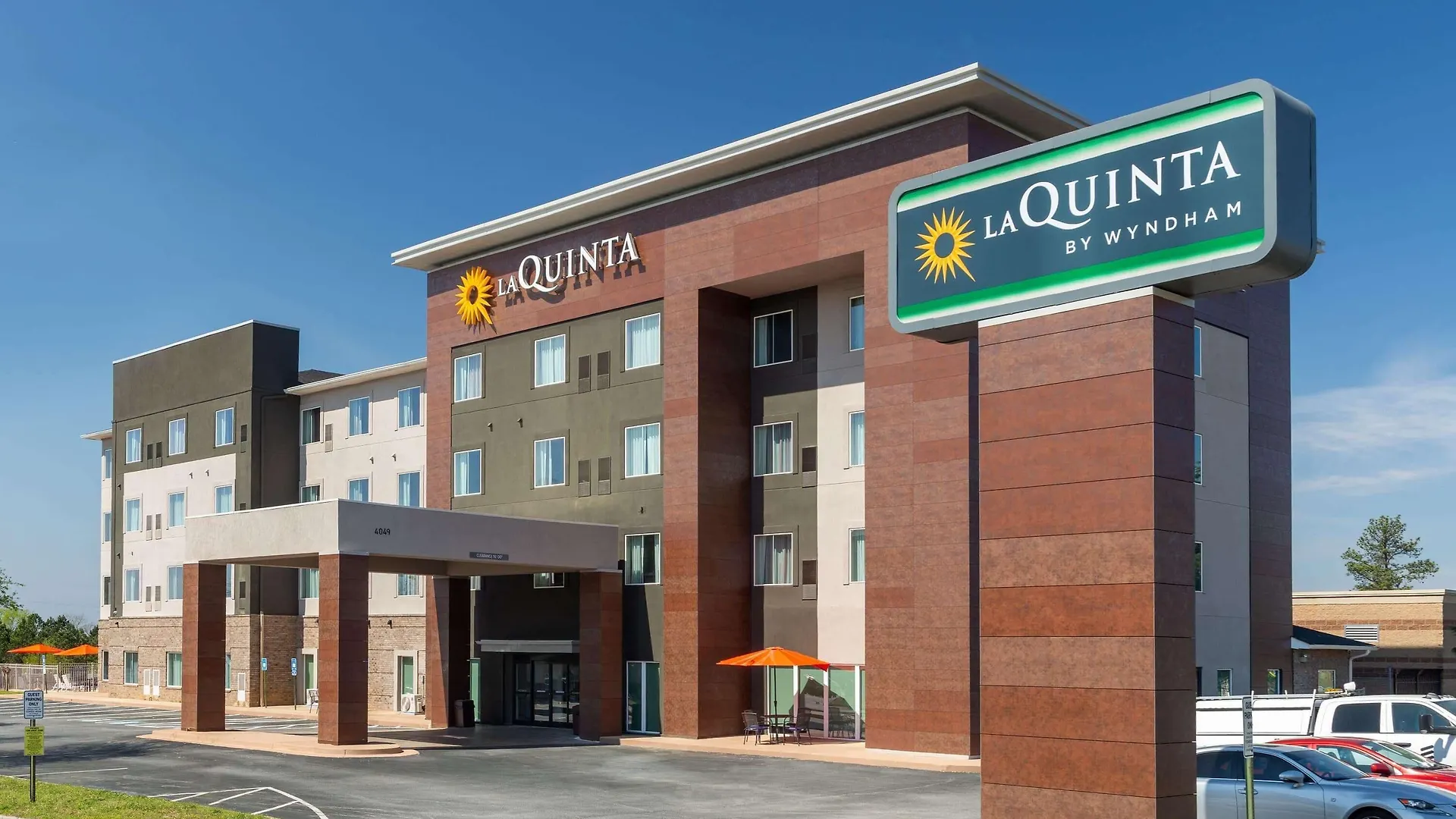 Staying Near Red Wing Rollerway: 4 Budget Hotels Compared