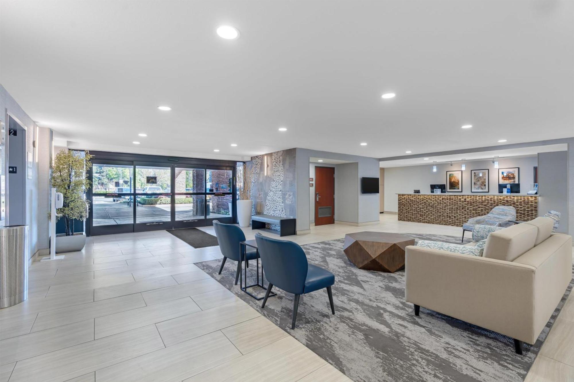 11 Business Hotels Near Fresno Airport That Deliver