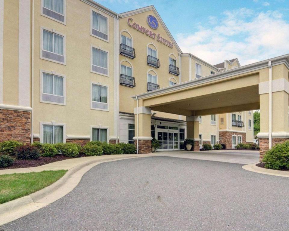 9 Airport Hotels Near Mid-America Museum for Easy Access