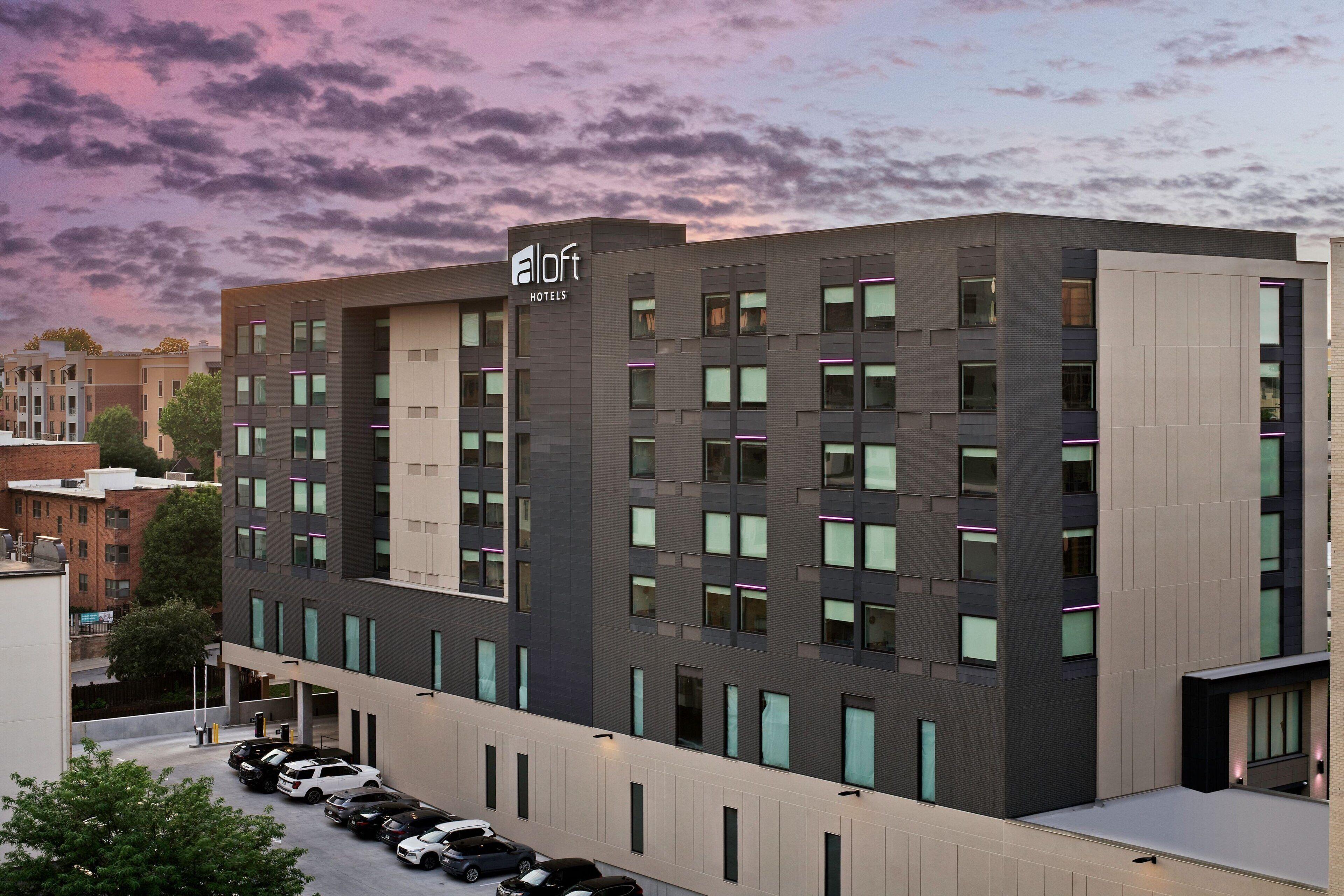 Where to Stay in Midtown-Westport: 6 Airport Hotels Ranked