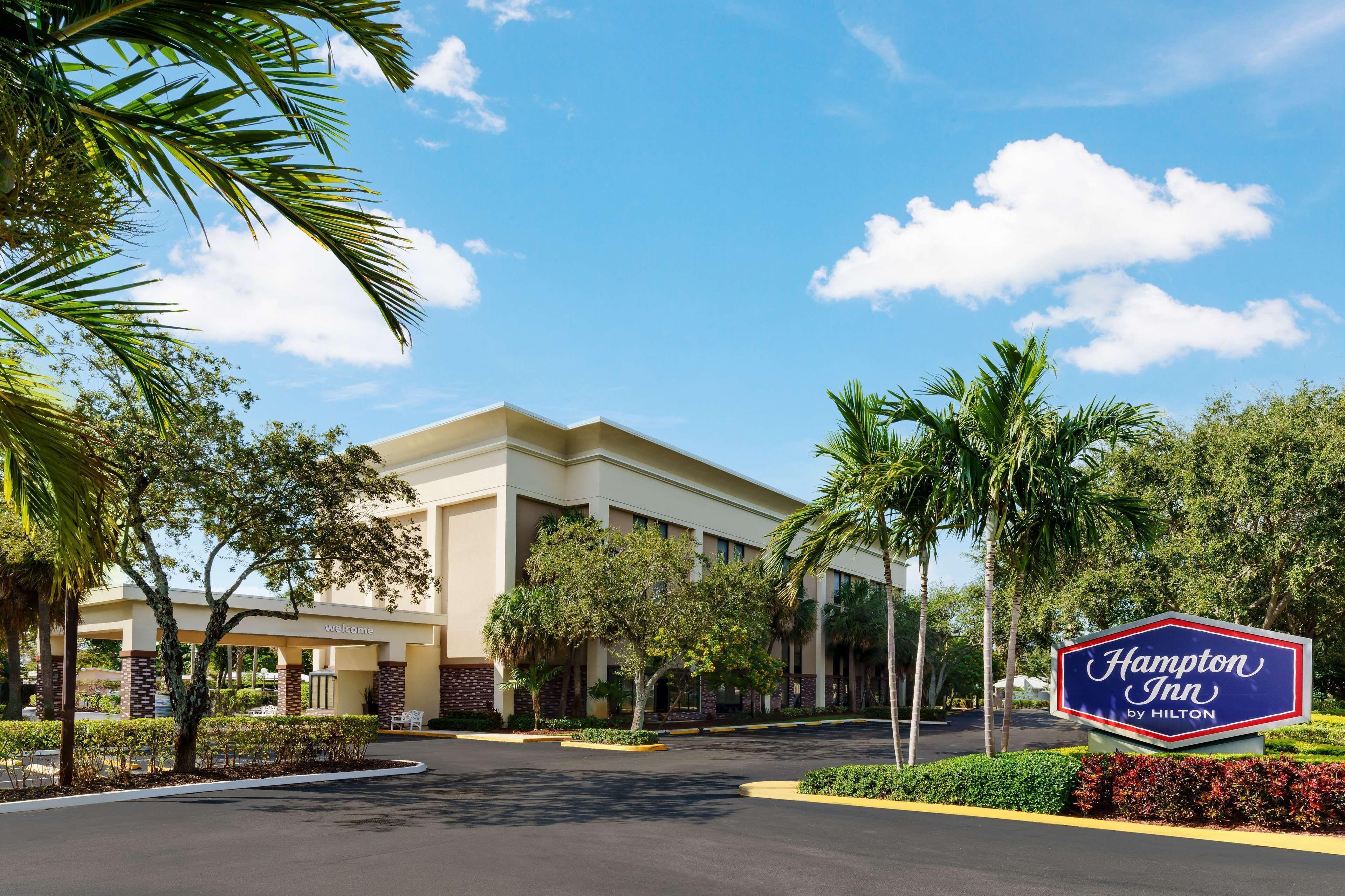 Staying Near Manor Shopping Center: 15 Airport Hotels Compared