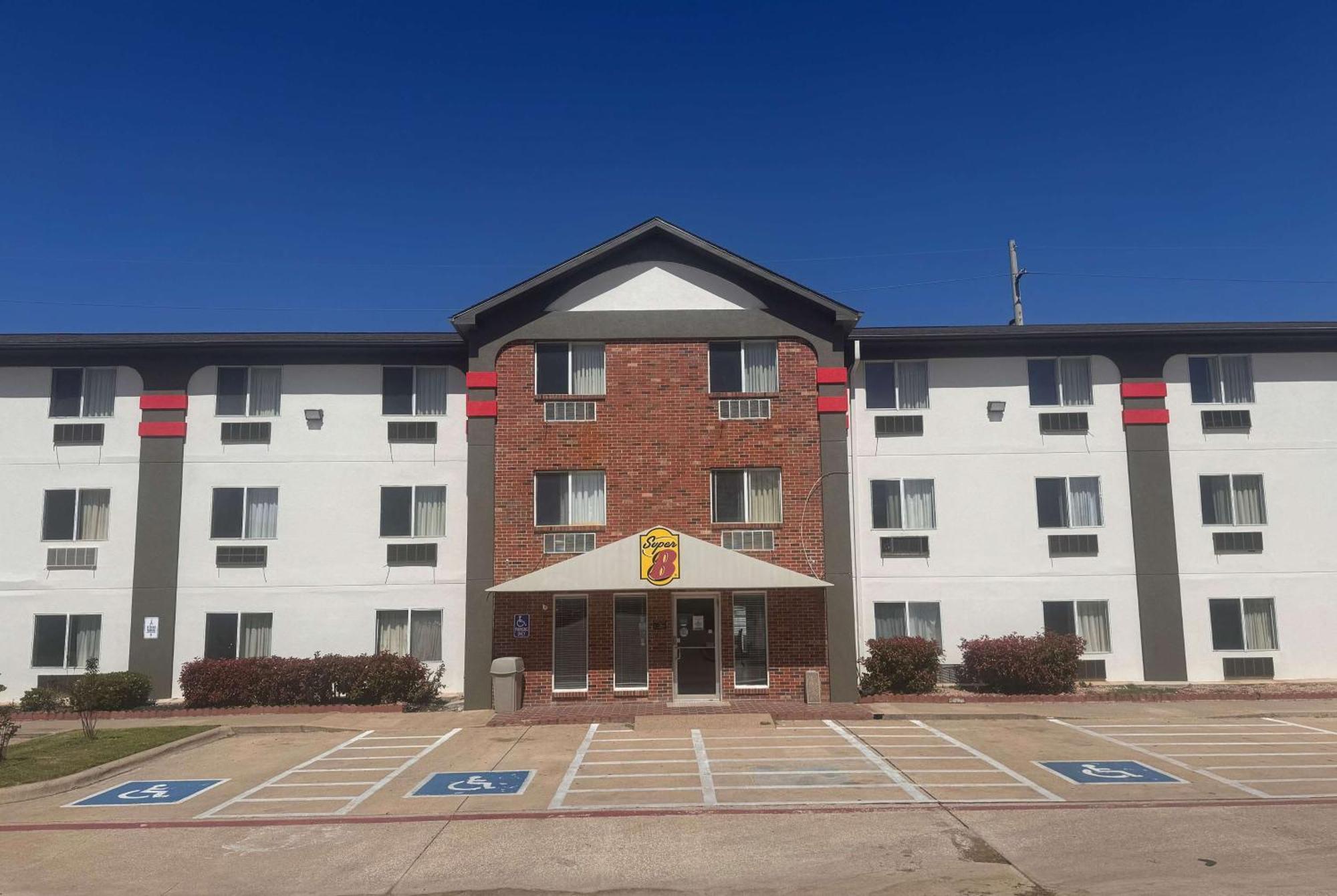 4 Smart Business Hotels Near Reed Arena Worth Booking