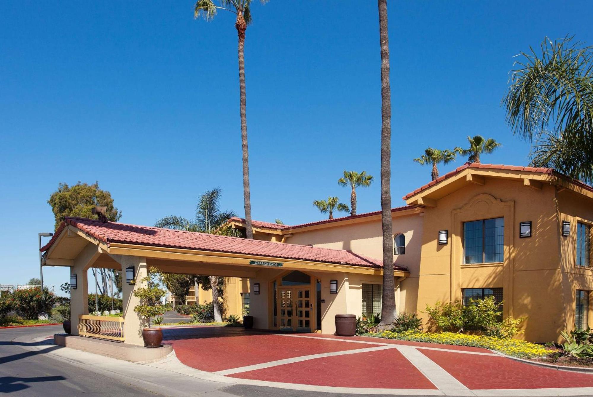 Staying Near Shiffer Park: 7 Airport Hotels Compared
