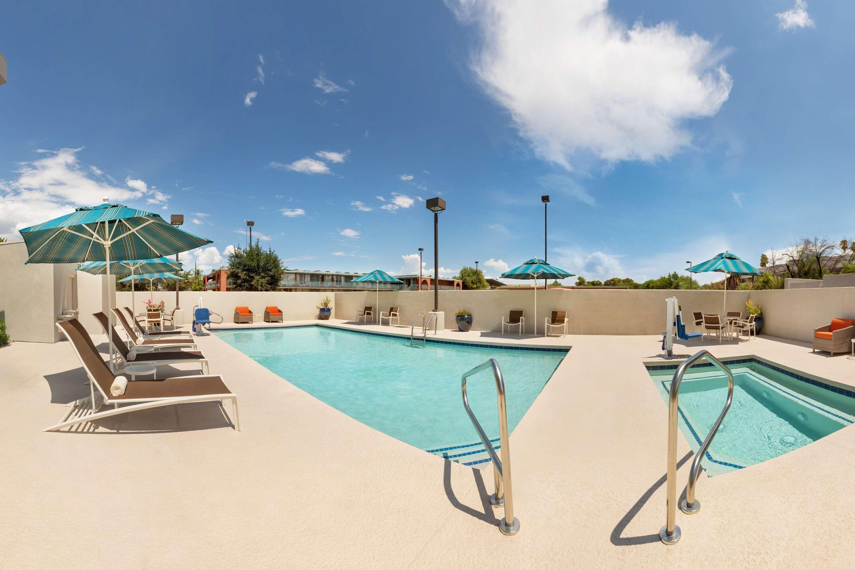 4 Smart Business Hotels Near Rodeo Parade Equipment Museum