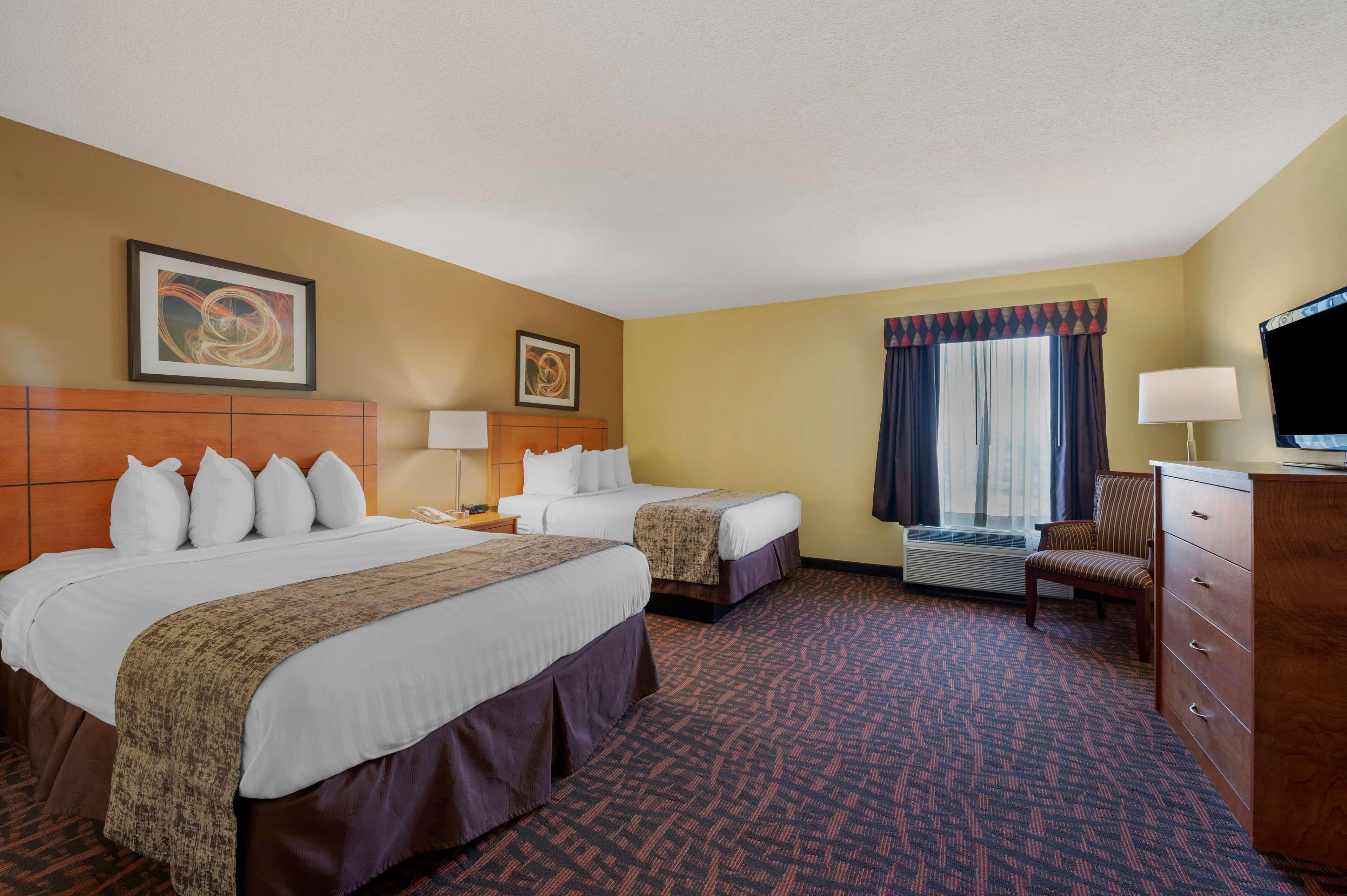 Where to Stay Near Farmington Historic Home: 4 Budget Hotels