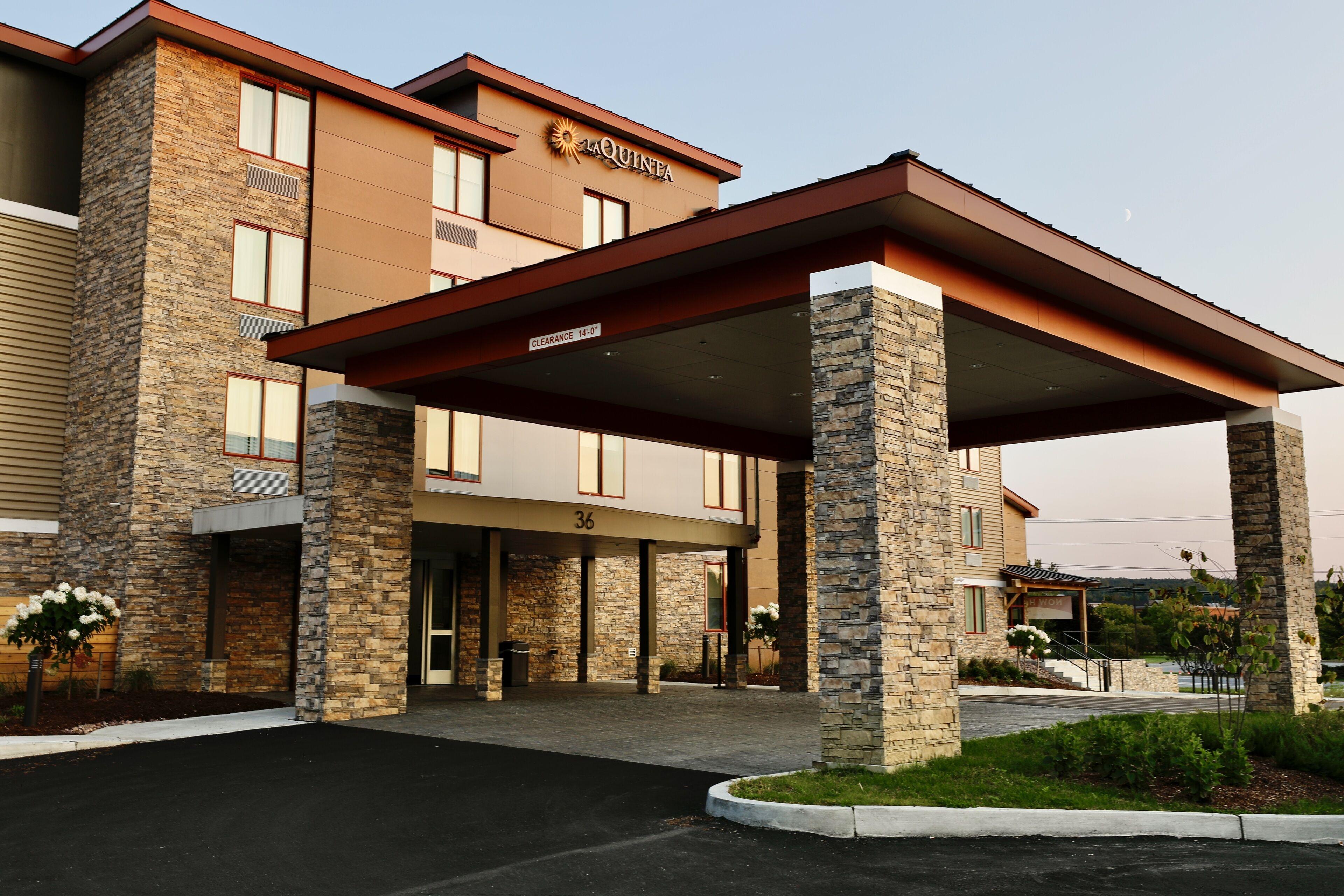 Staying Near Church Street Marketplace: 4 Airport Hotels Compared
