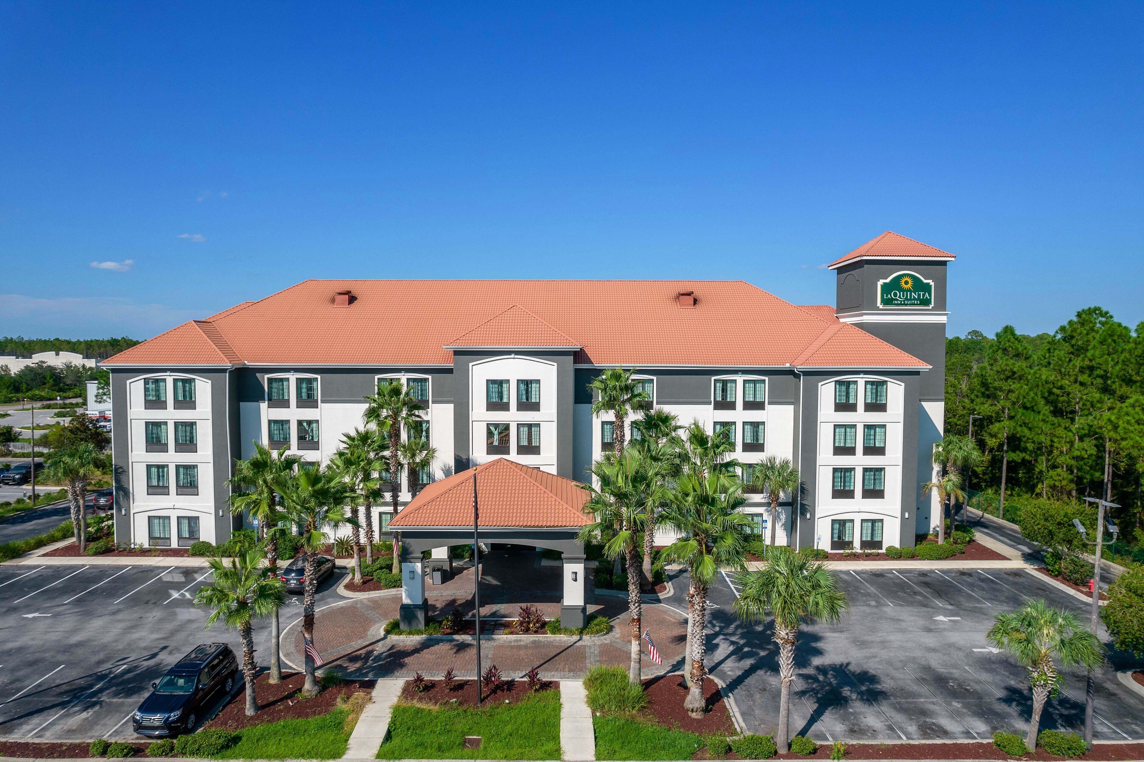 Staying Near Russell-Fields Pier: 4 Budget Hotels Compared