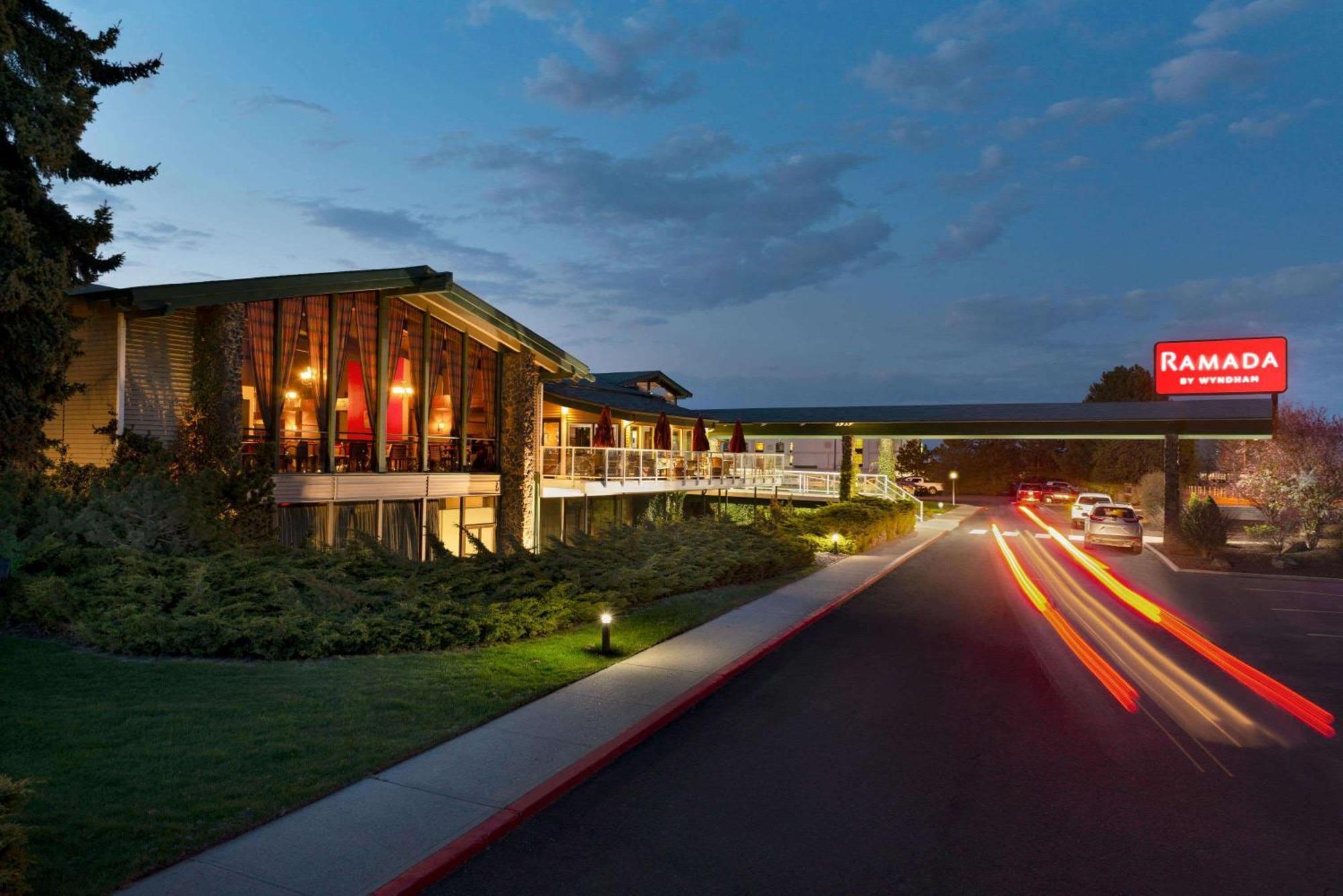 4 Smart Airport Hotels Near Manito Park Greenhouse Worth Booking