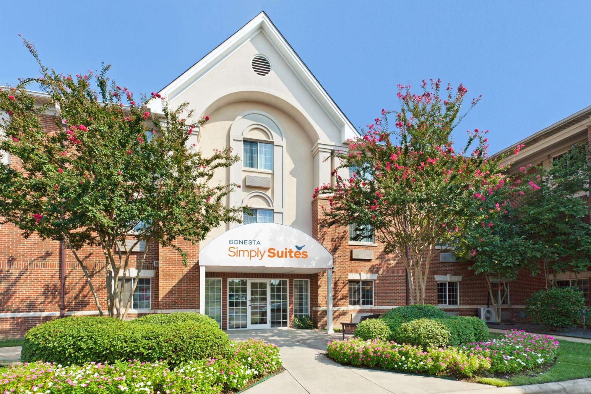 Staying Near Shoppes at University Place: 4 Family Hotels Compared