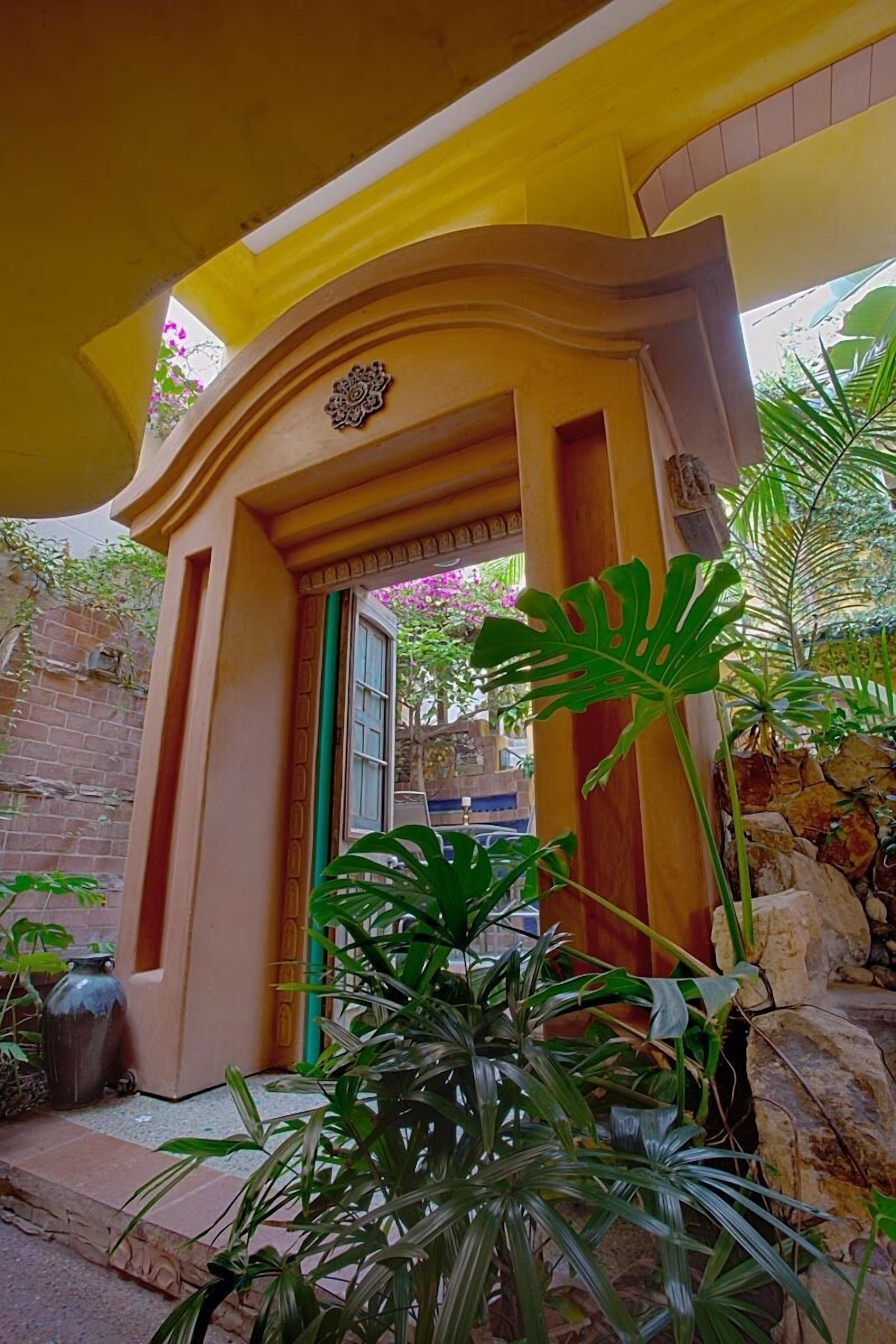 4 Smart 3-Star Hotels Near Scripps Memorial Hospital Sculpture Parks