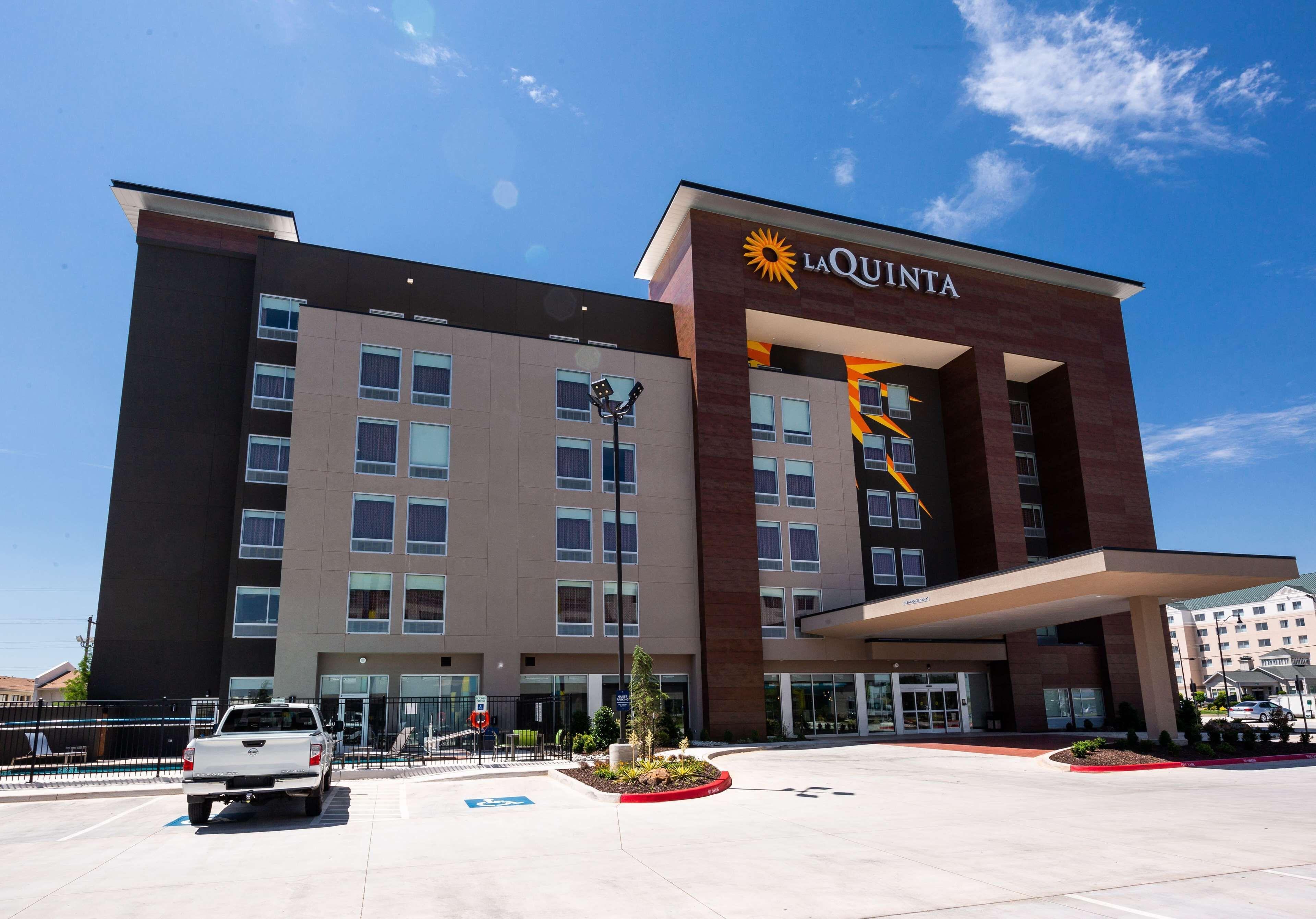 4 Design Hotels Near Six Flags Hurricane Harbor That Deliver